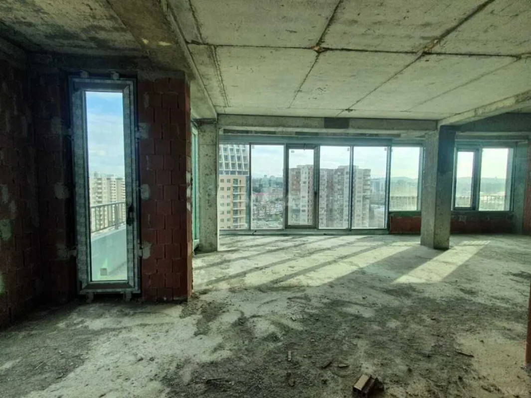 Satılır 5 otaqlı mənzil 242 m²