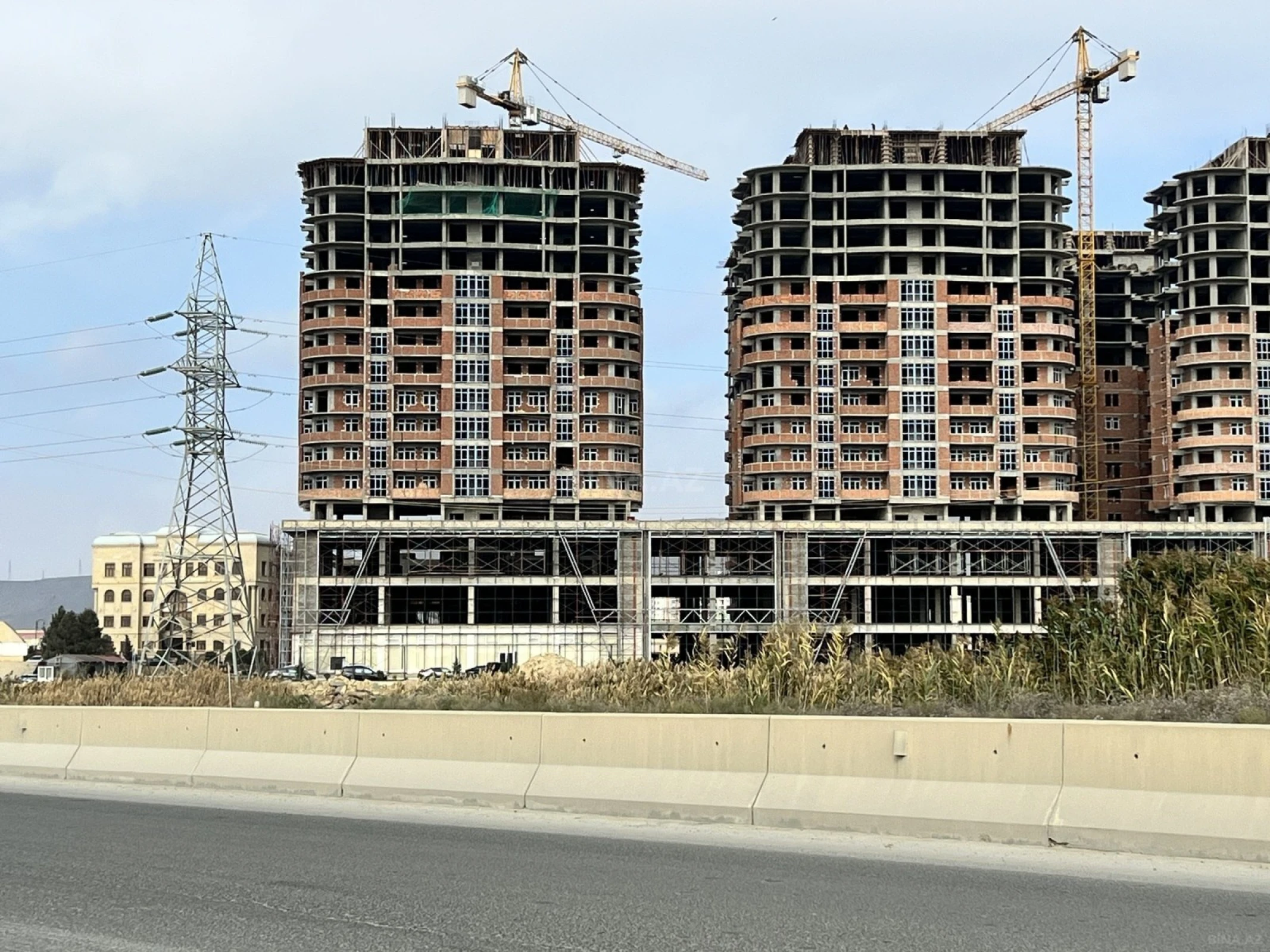 Satılır 2 otaqlı mənzil 83.2 m²