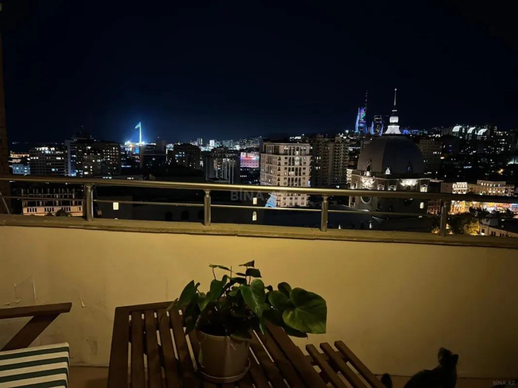 Satılır 5 otaqlı mənzil 245 m²