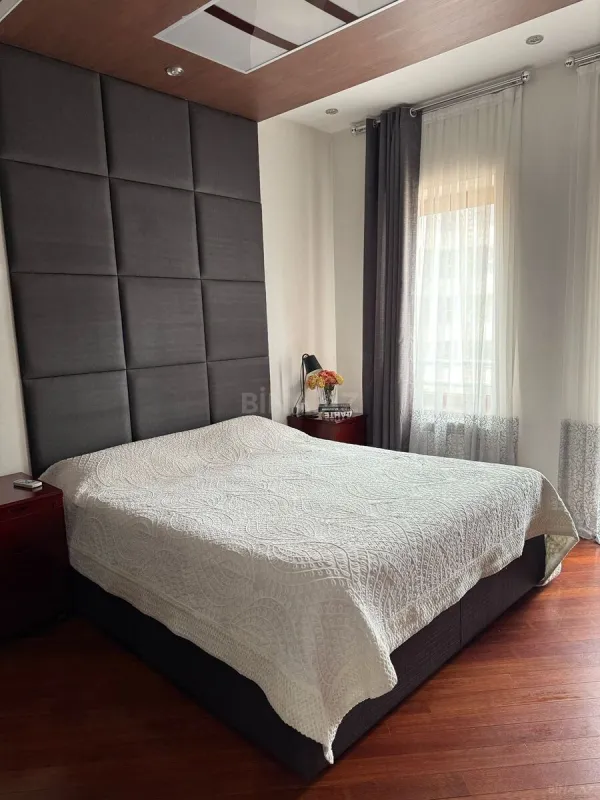 Satılır 5 otaqlı mənzil 245 m²
