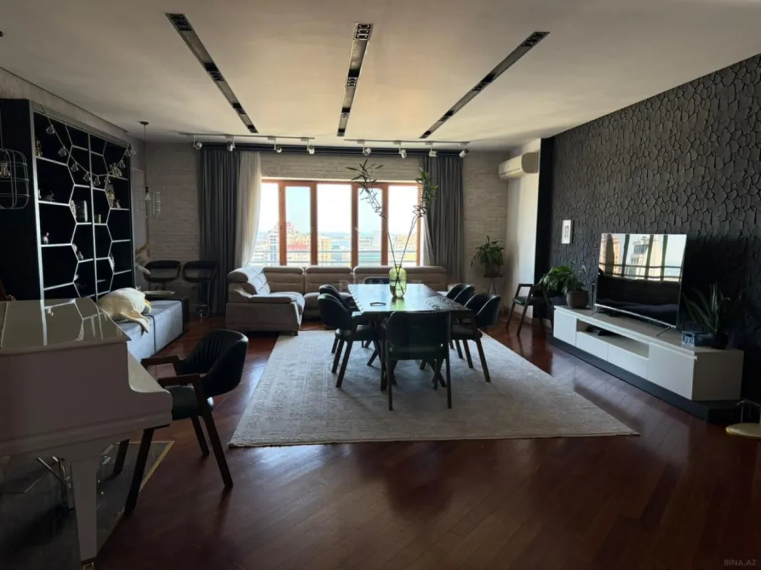 Satılır 5 otaqlı mənzil 245 m²