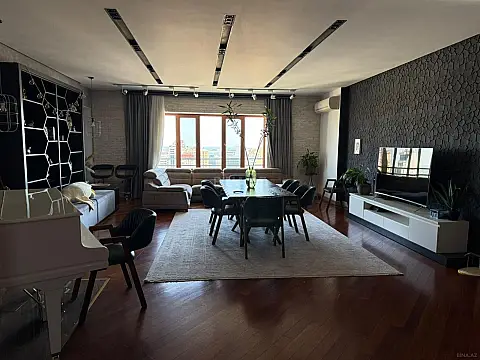 Satılır 5 otaqlı mənzil 245 m²