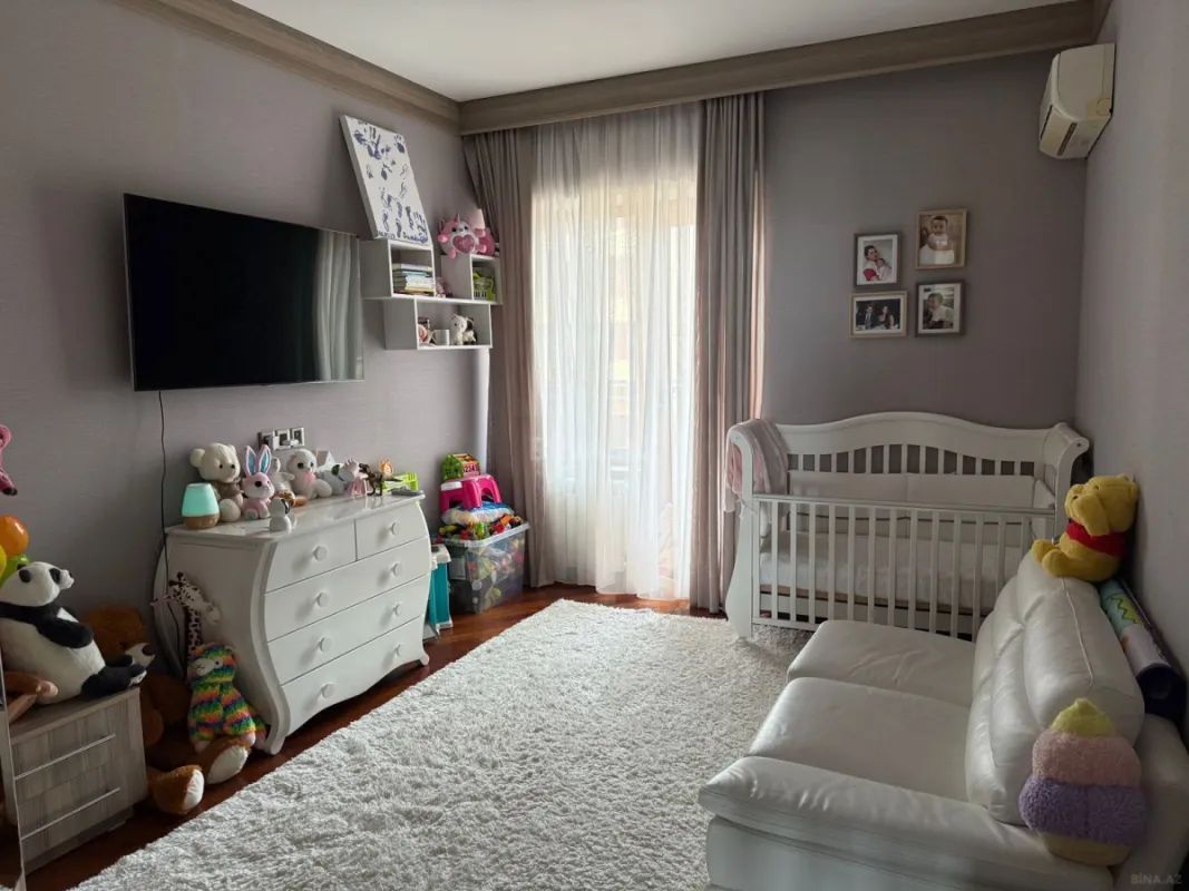 Satılır 5 otaqlı mənzil 245 m²