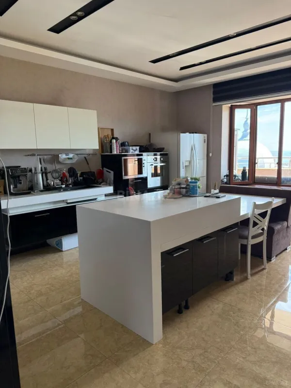 Satılır 5 otaqlı mənzil 245 m²