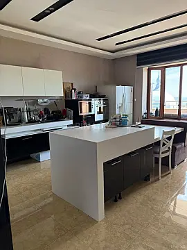 Satılır 5 otaqlı mənzil 245 m²