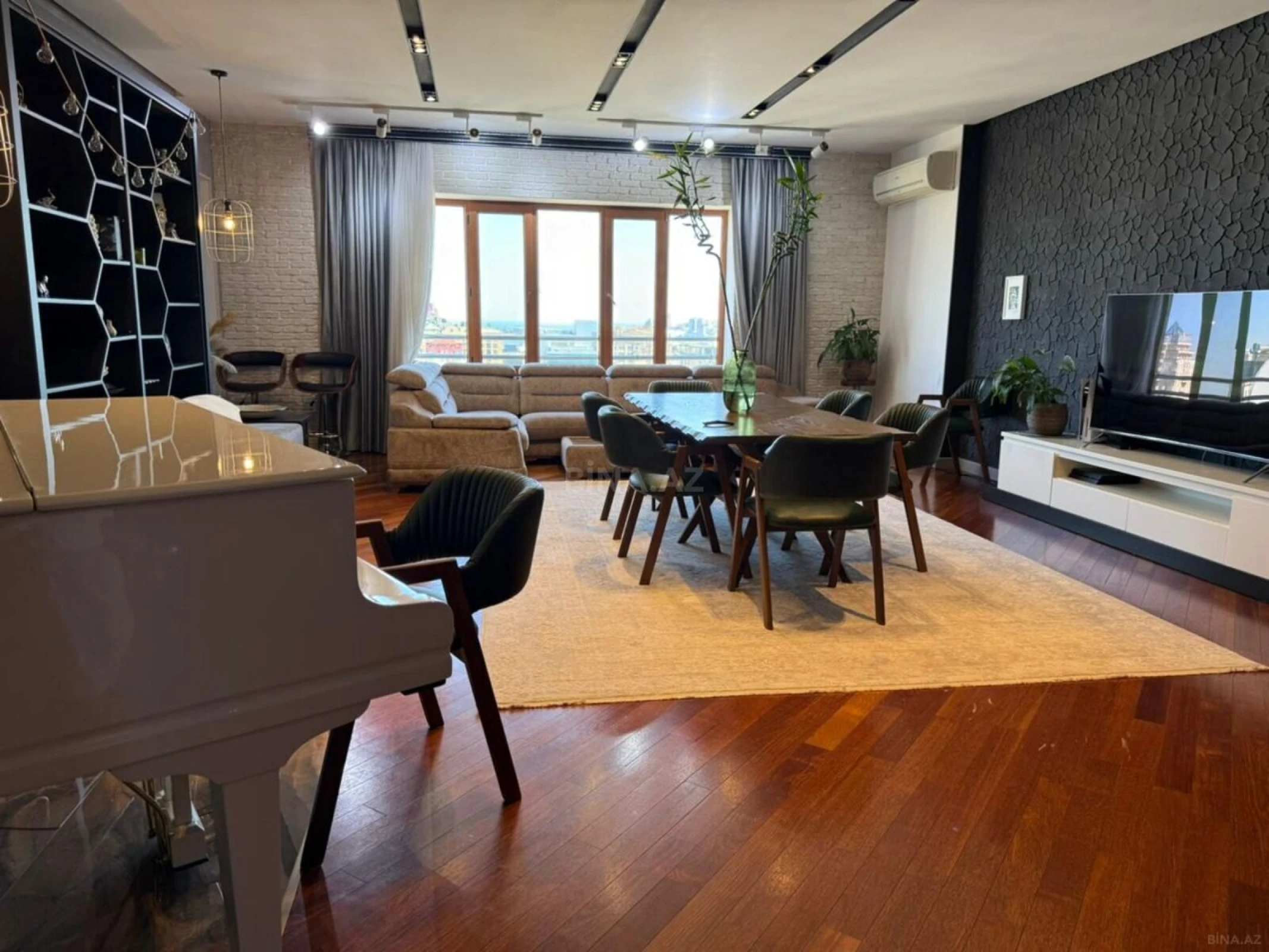 Satılır 5 otaqlı mənzil 245 m²