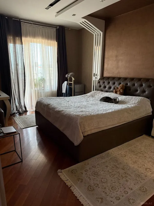 Satılır 5 otaqlı mənzil 245 m²