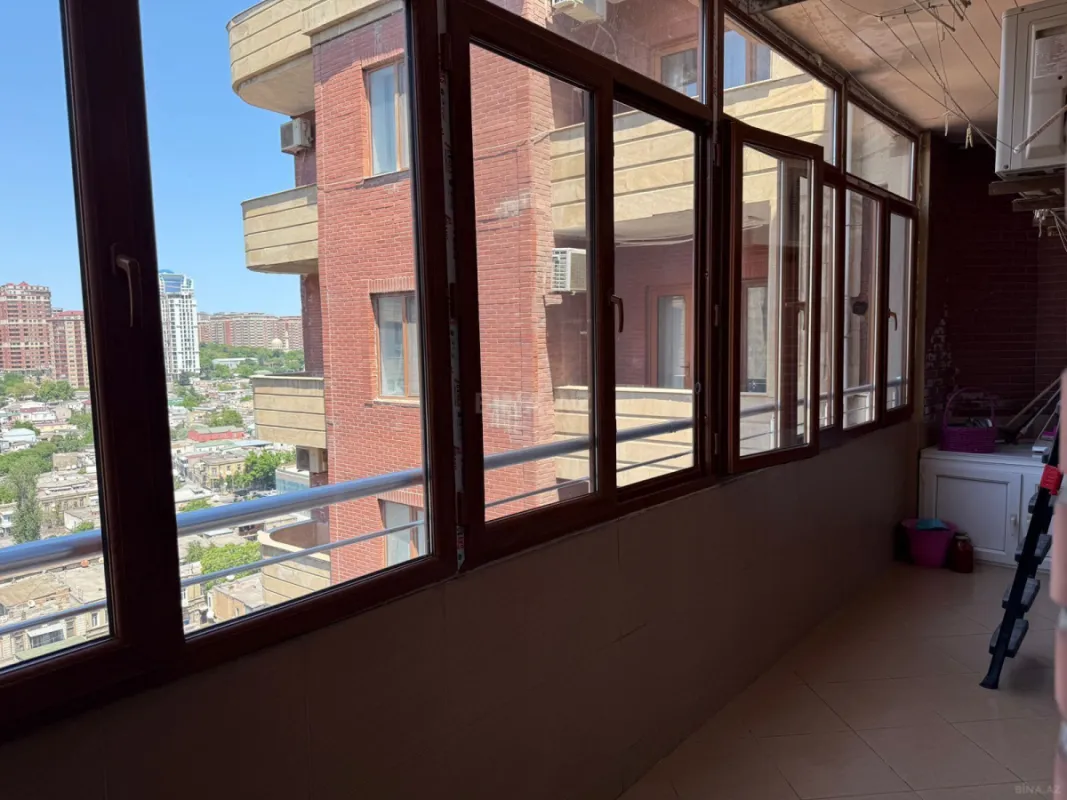 Satılır 5 otaqlı mənzil 245 m²