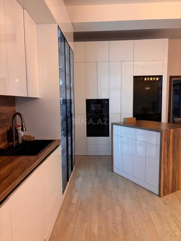 Satılır 4 otaqlı mənzil 136 m²