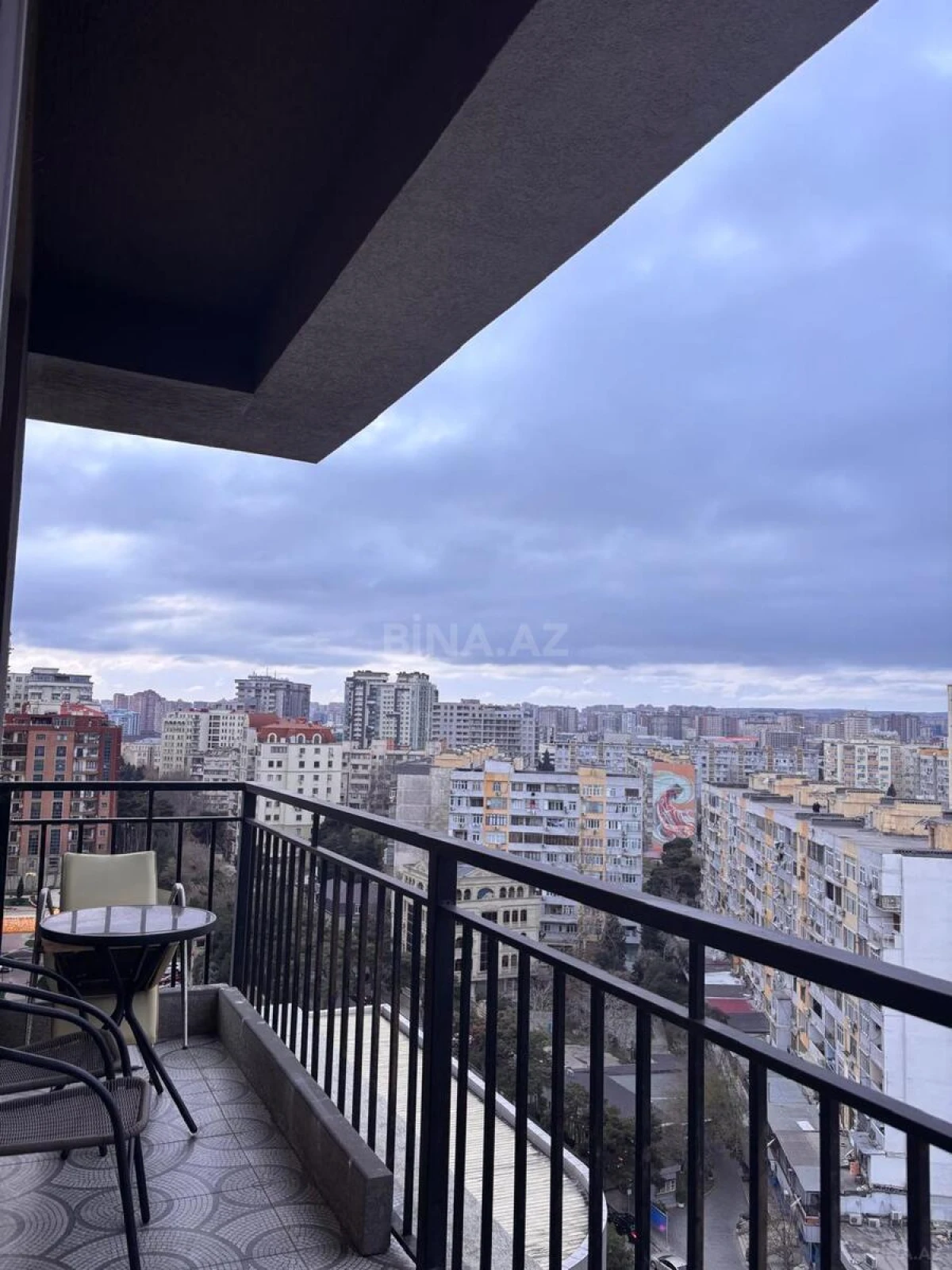 Satılır 4 otaqlı mənzil 136 m²
