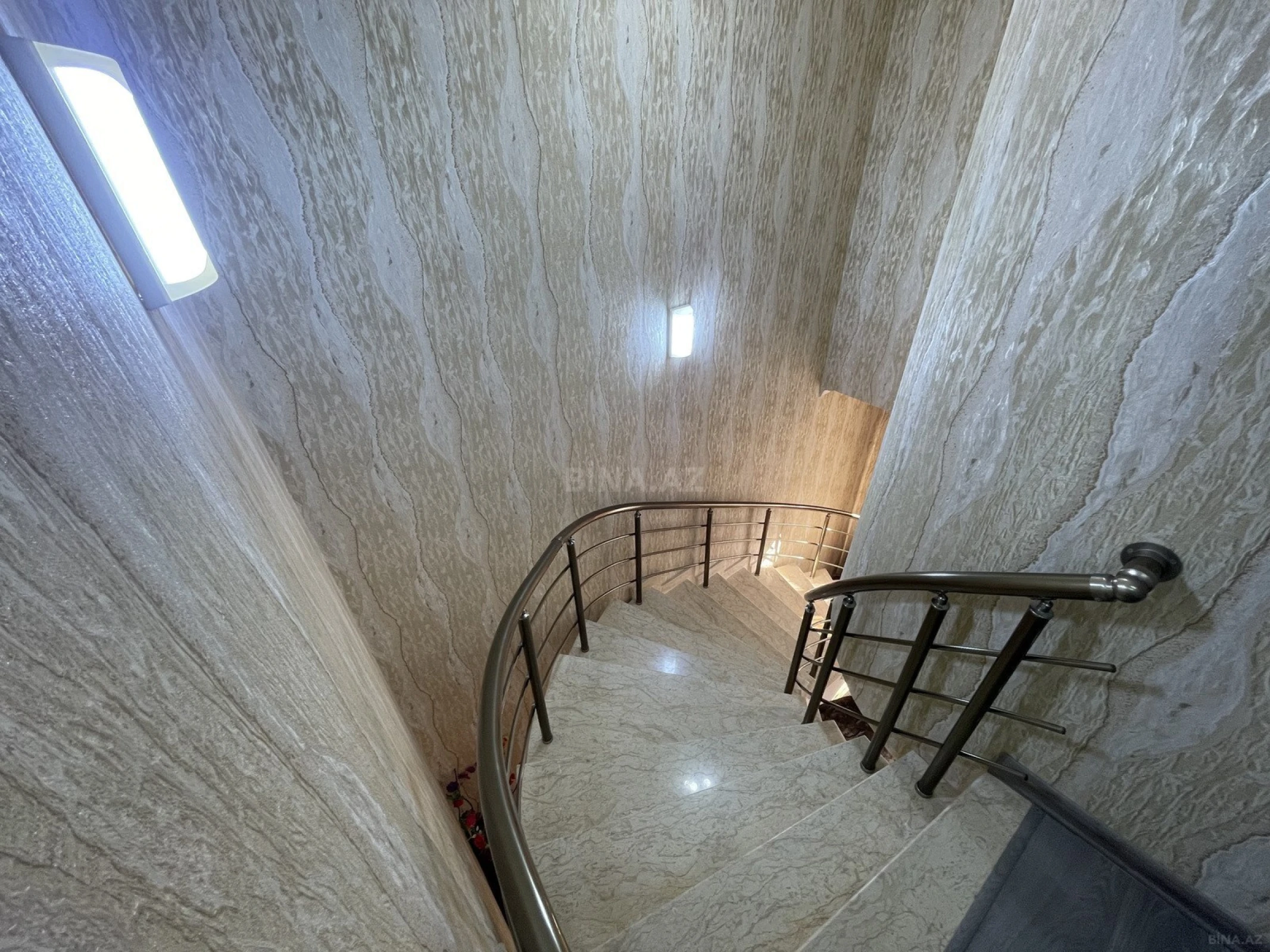 Satılır 6 otaqlı həyət evi 180 m²