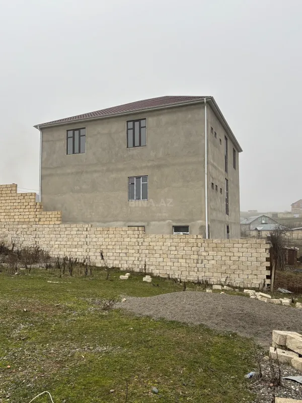 Satılır 8 otaqlı həyət evi 178.9 m²