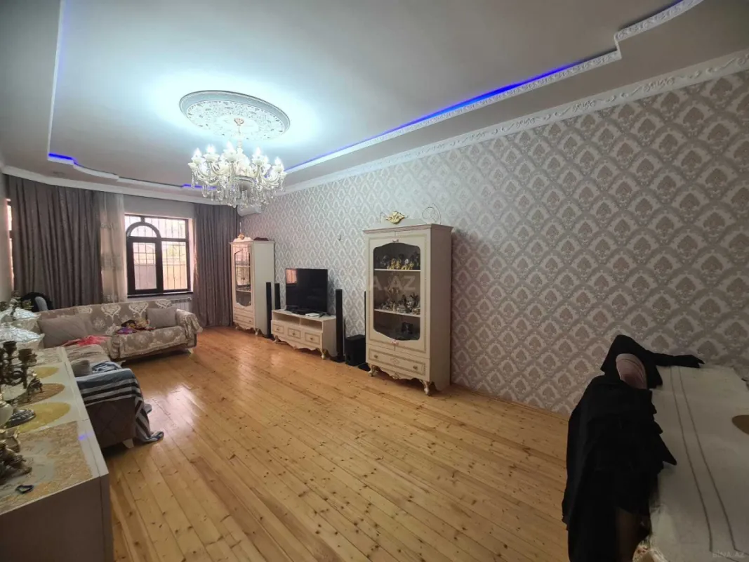 Satılır 6 otaqlı həyət evi 240 m²