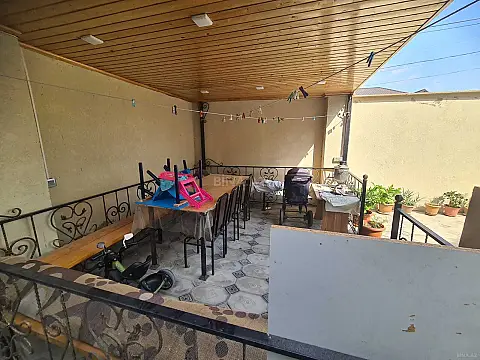 Satılır 6 otaqlı həyət evi 240 m²