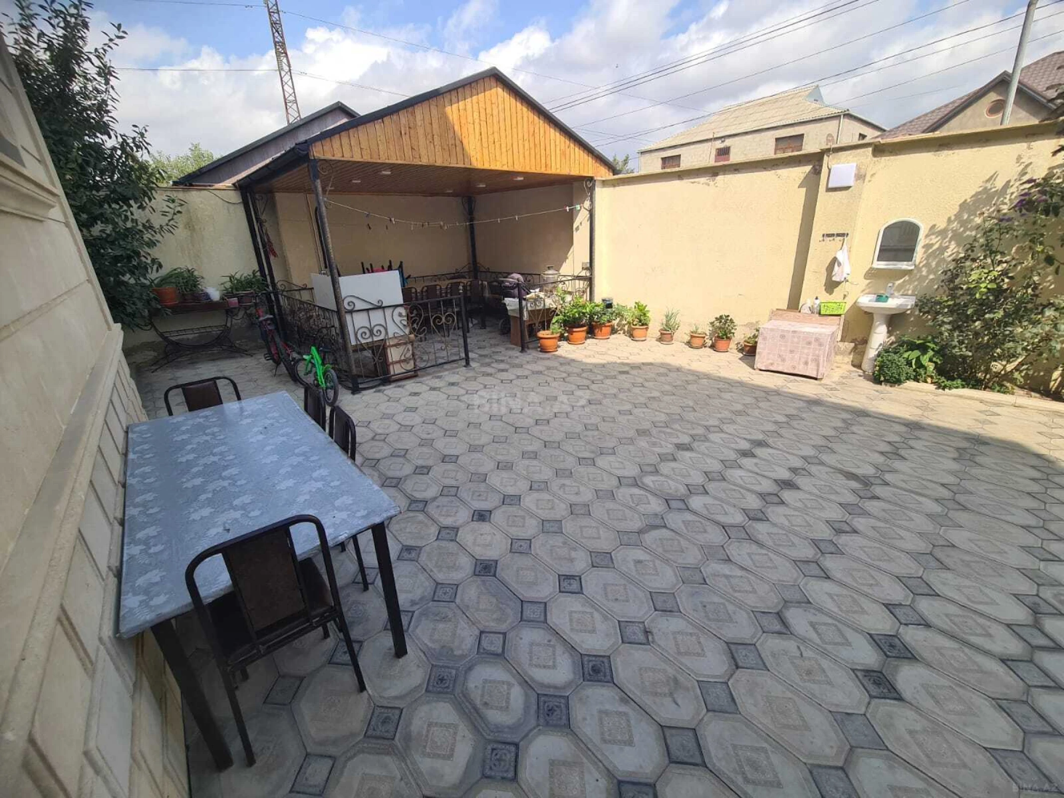 Satılır 6 otaqlı həyət evi 240 m²