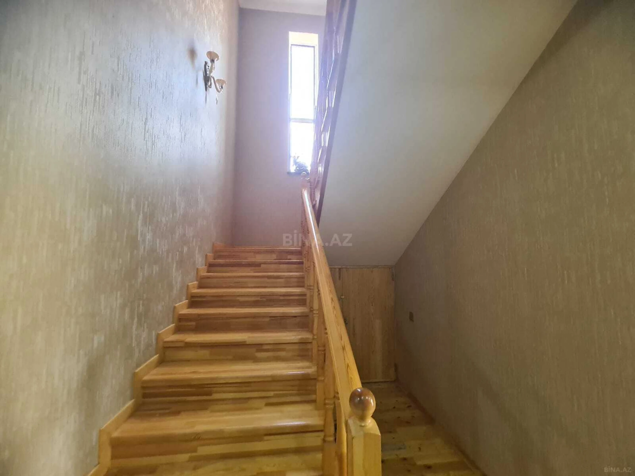 Satılır 6 otaqlı həyət evi 240 m²