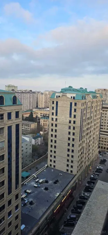 Satılır 3 otaqlı mənzil 138 m²