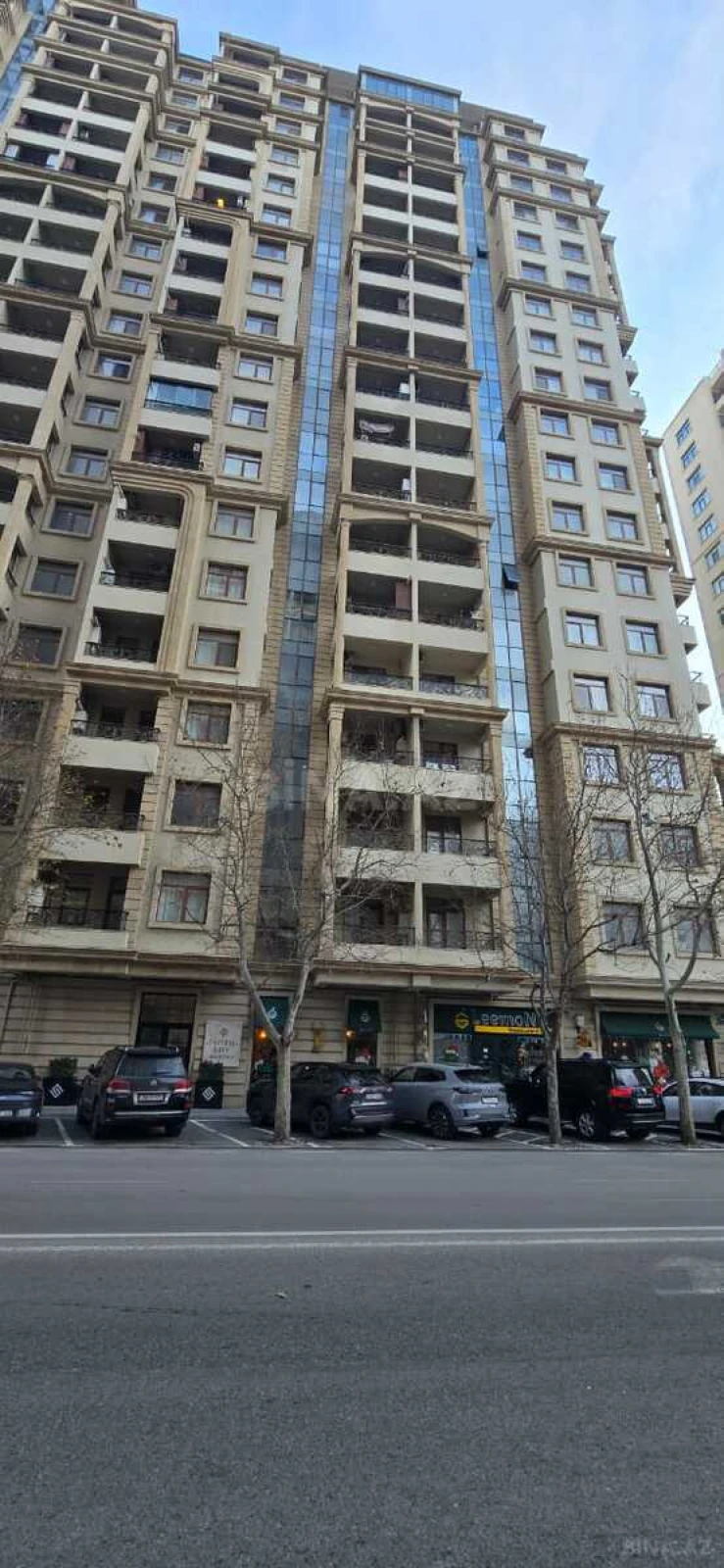 Satılır 3 otaqlı mənzil 138 m²
