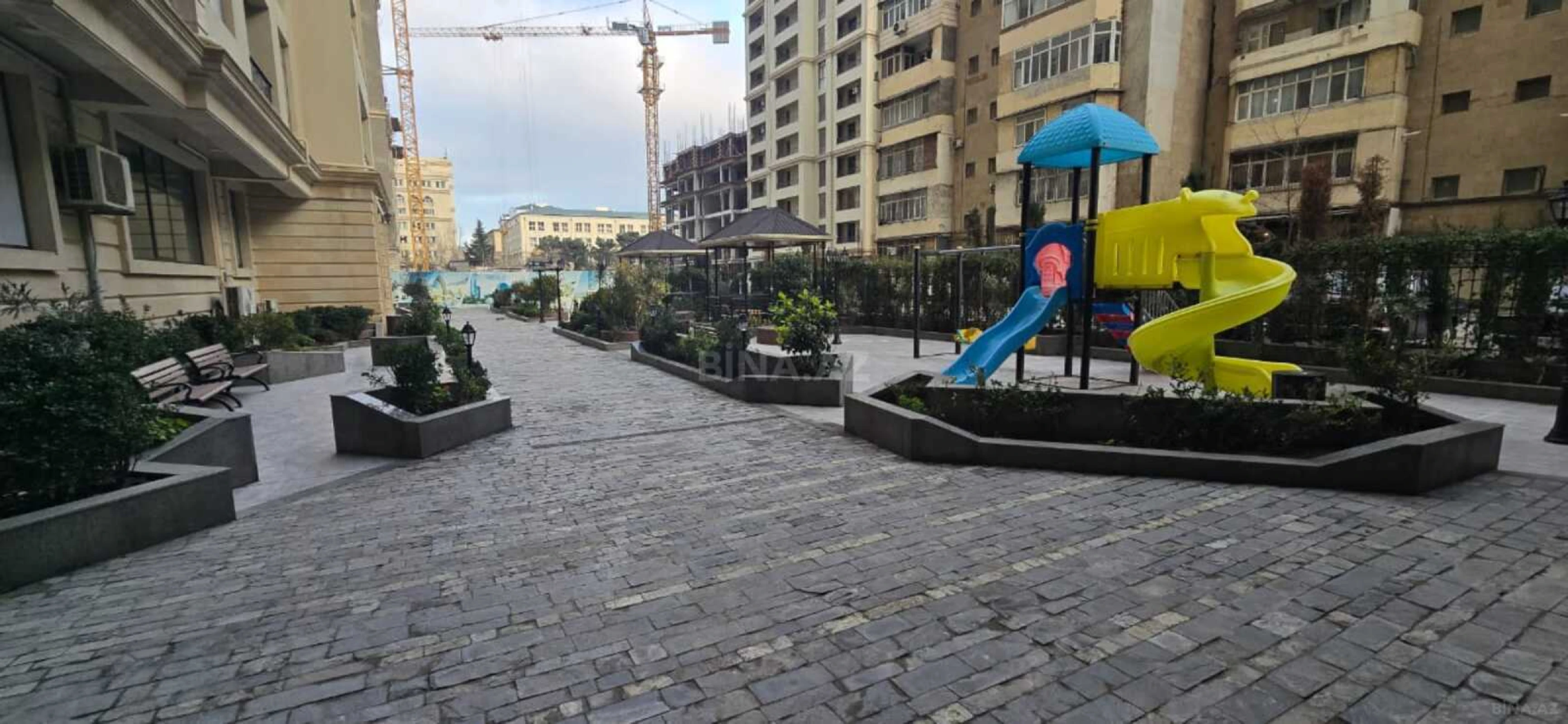 Satılır 3 otaqlı mənzil 138 m²