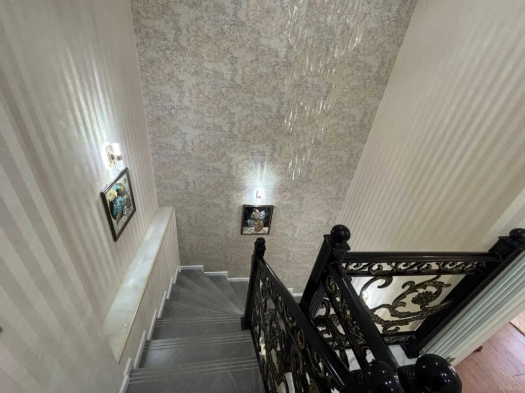 Satılır 5 otaqlı mənzil 147 m²