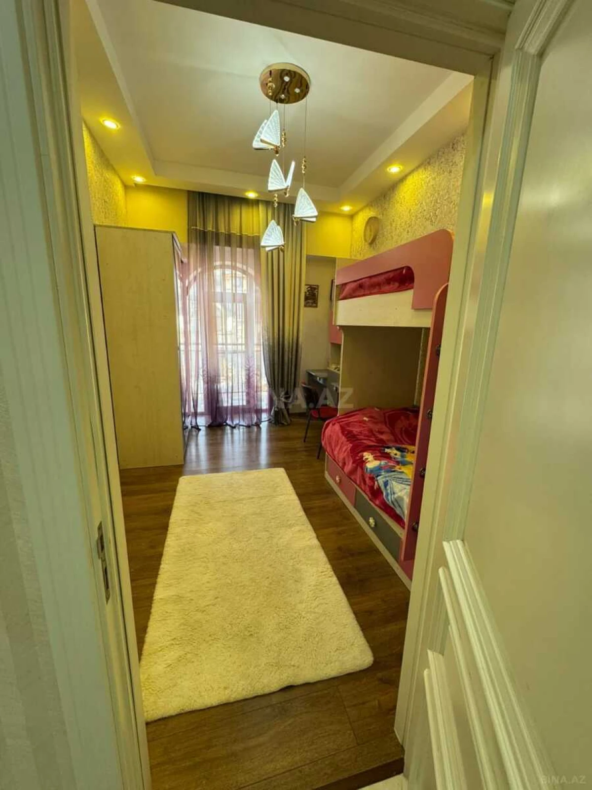 Satılır 5 otaqlı mənzil 147 m²