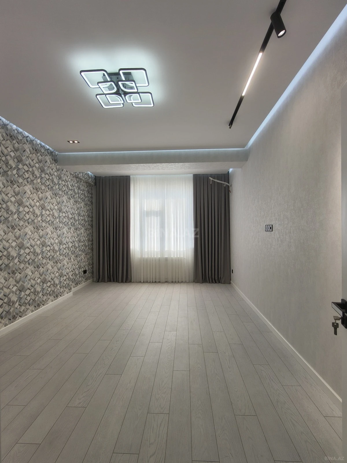 Satılır 3 otaqlı mənzil 118 m²