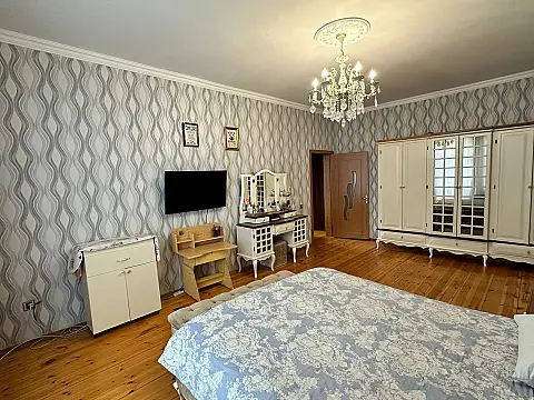 Satılır 6 otaqlı həyət evi 250 m²