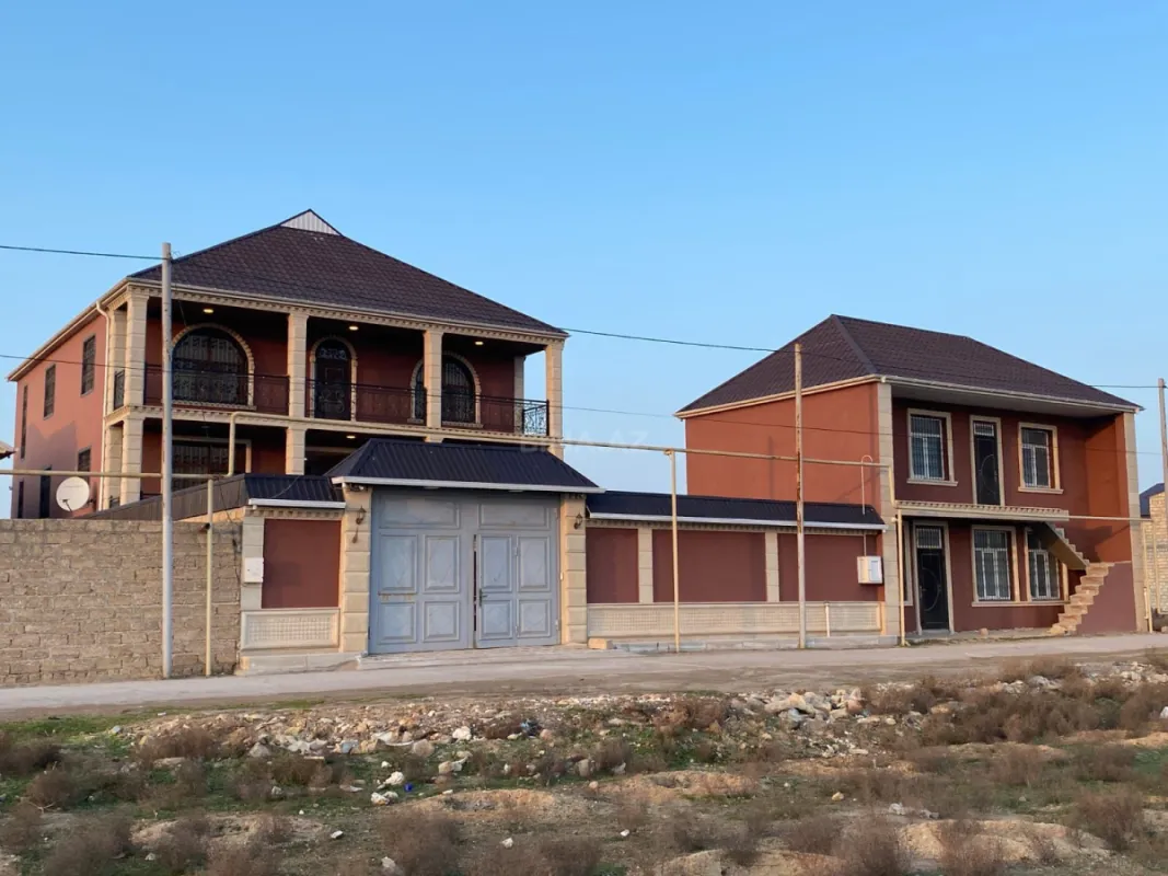 Satılır 9 otaqlı həyət evi 360 m²