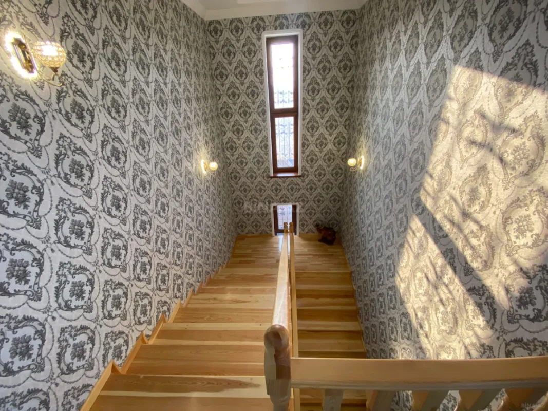 Satılır 9 otaqlı həyət evi 360 m²