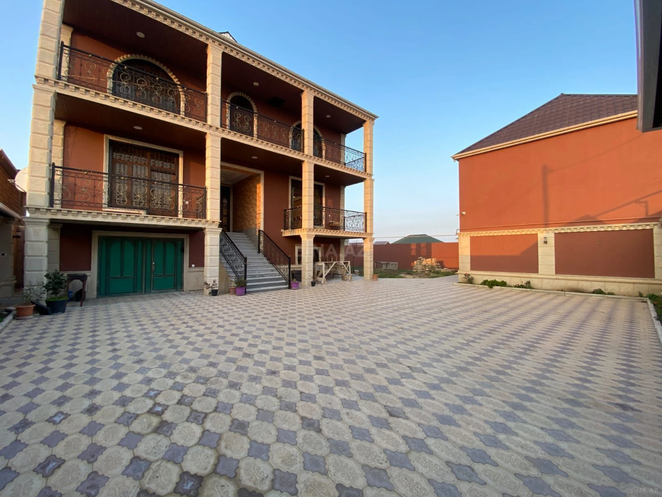 Satılır 9 otaqlı həyət evi 360 m²