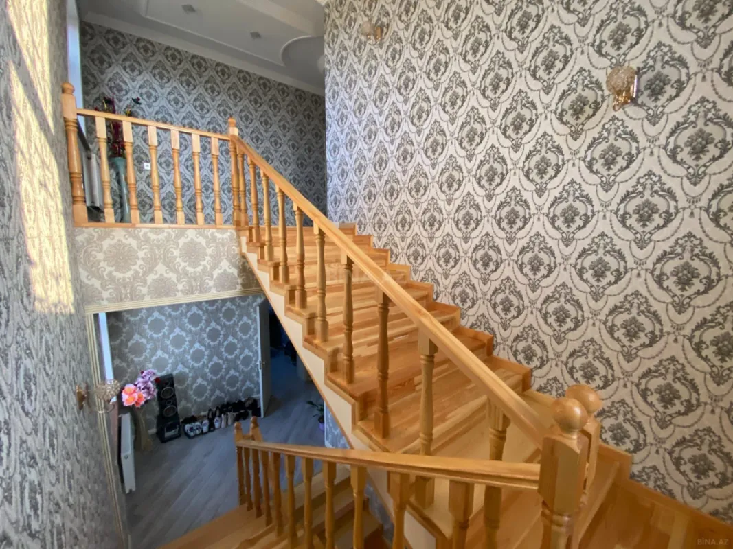 Satılır 9 otaqlı həyət evi 360 m²