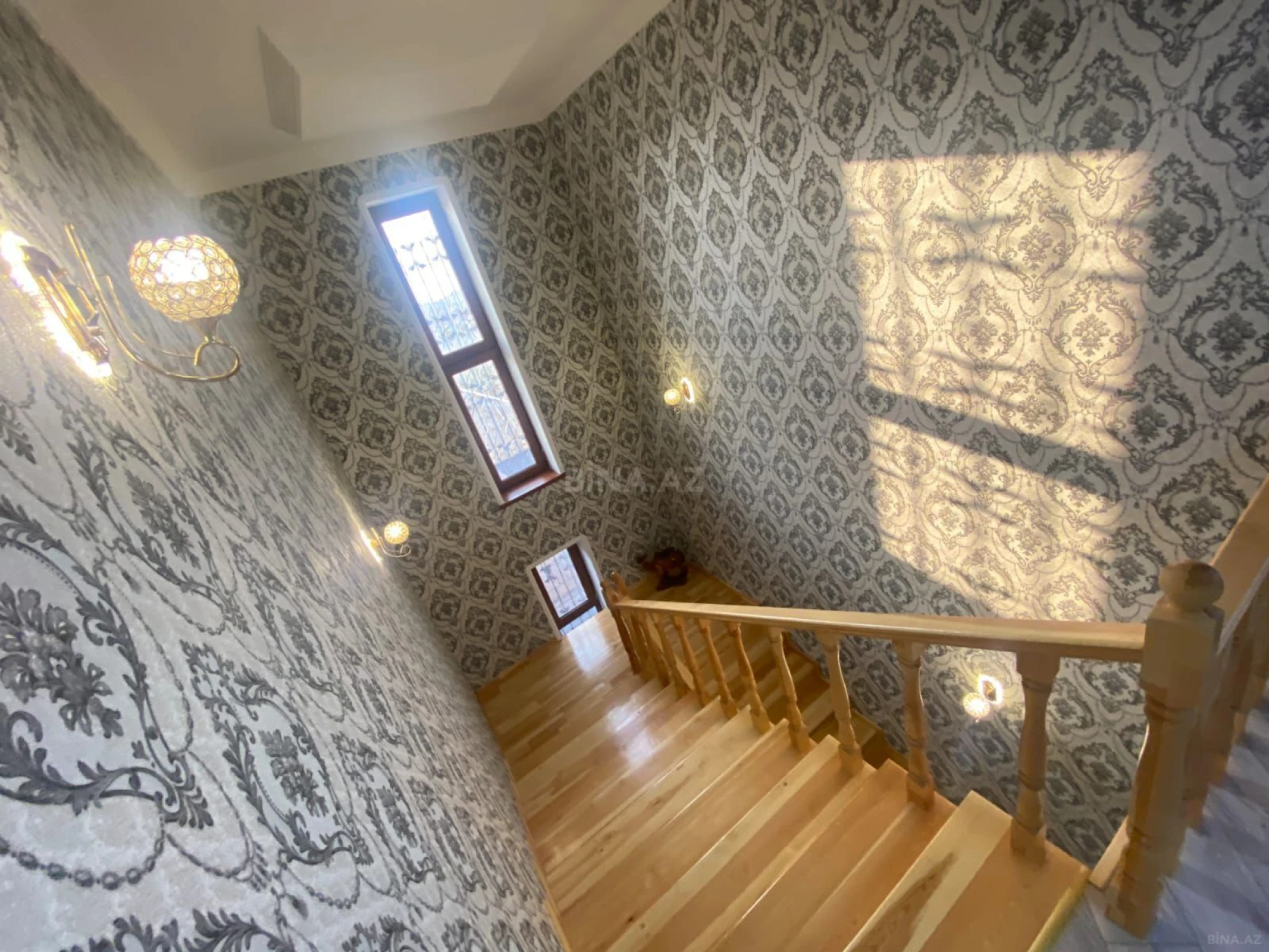 Satılır 9 otaqlı həyət evi 360 m²