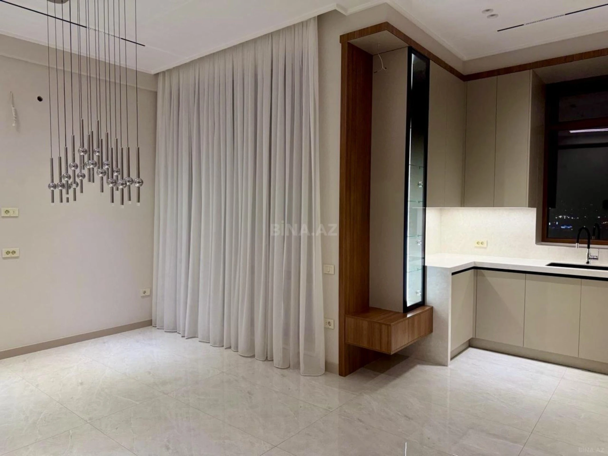 Satılır 4 otaqlı mənzil 216 m²