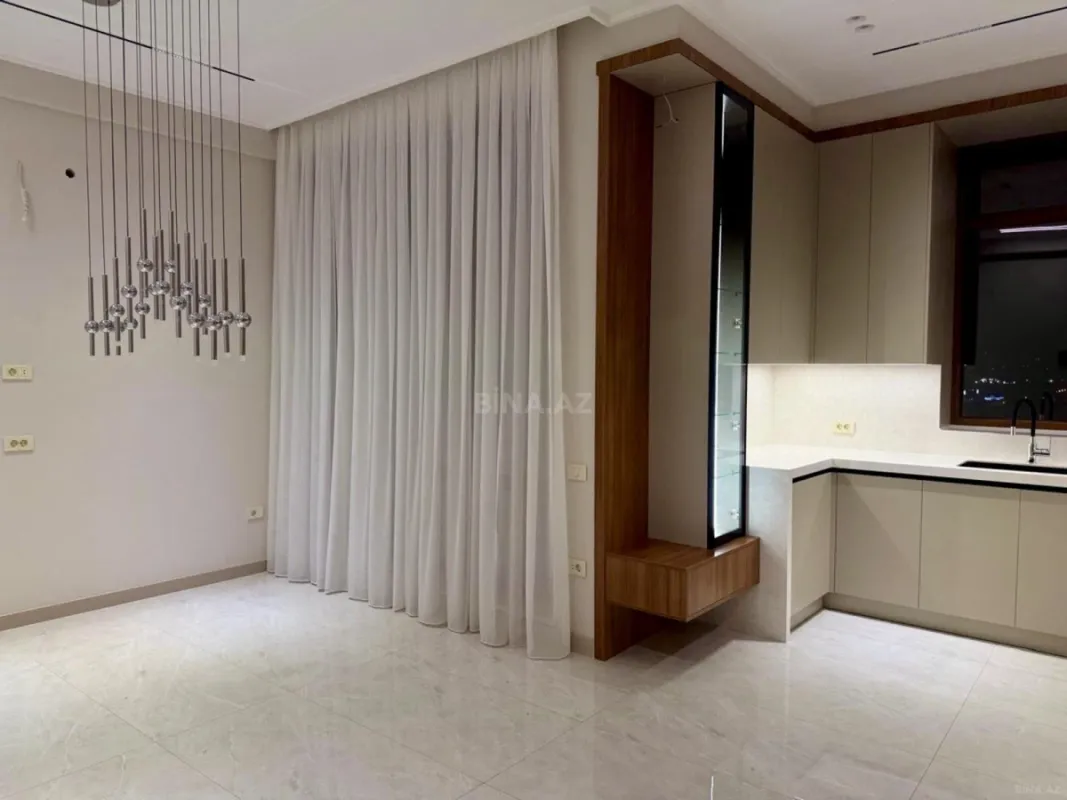 Satılır 4 otaqlı mənzil 216 m²
