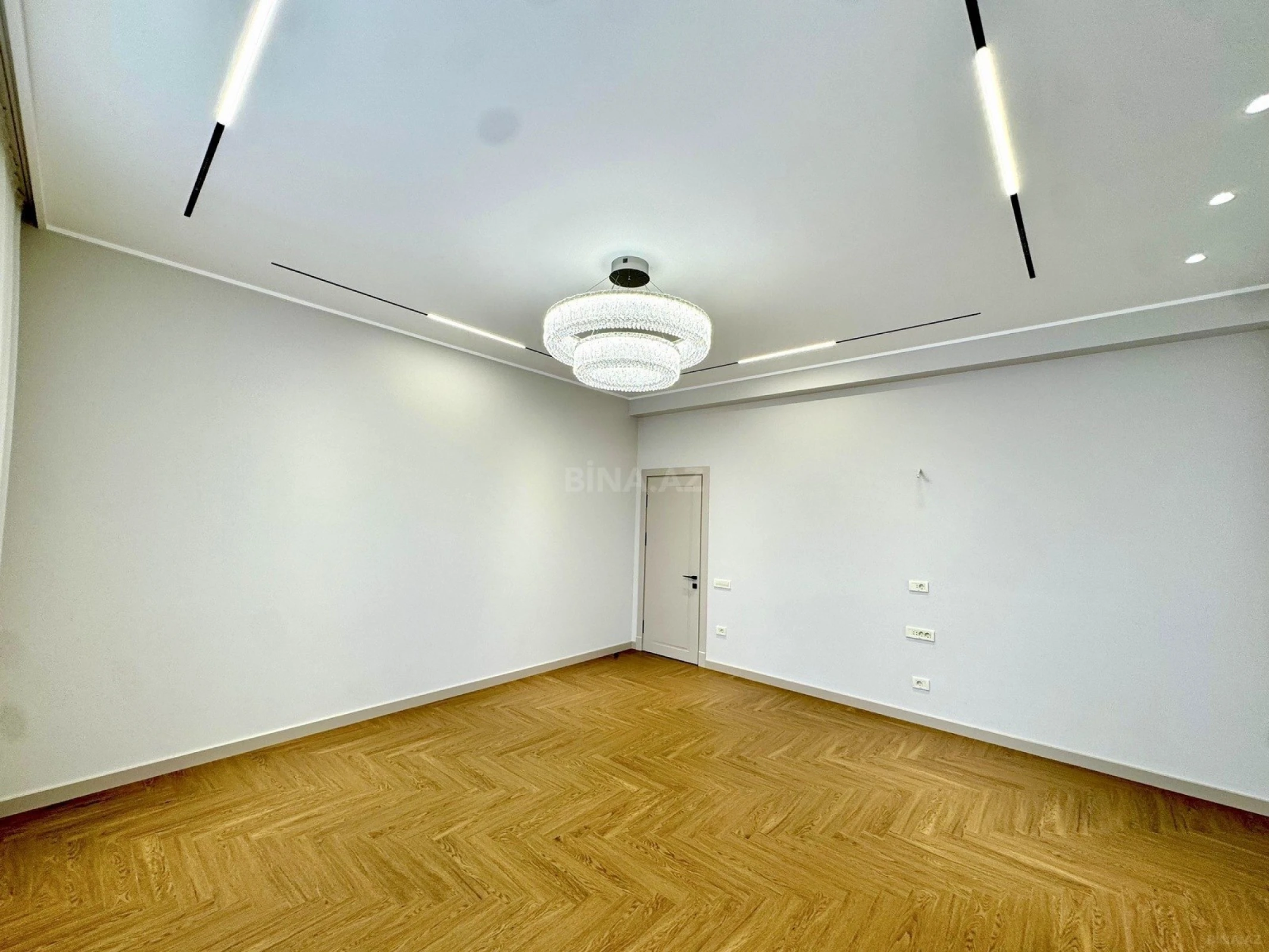 Satılır 4 otaqlı mənzil 216 m²