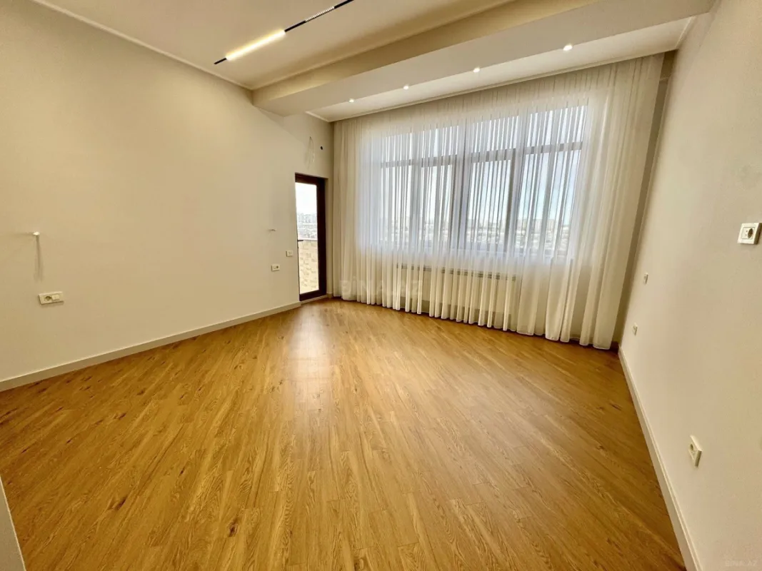 Satılır 4 otaqlı mənzil 216 m²