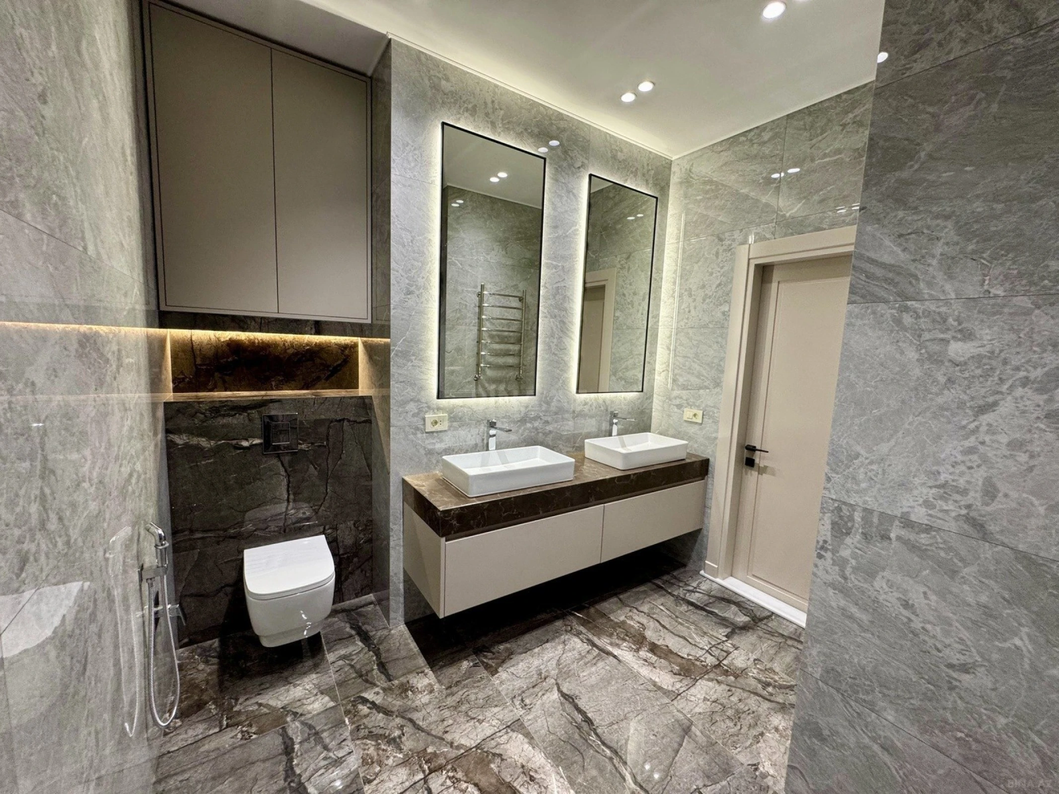 Satılır 4 otaqlı mənzil 216 m²