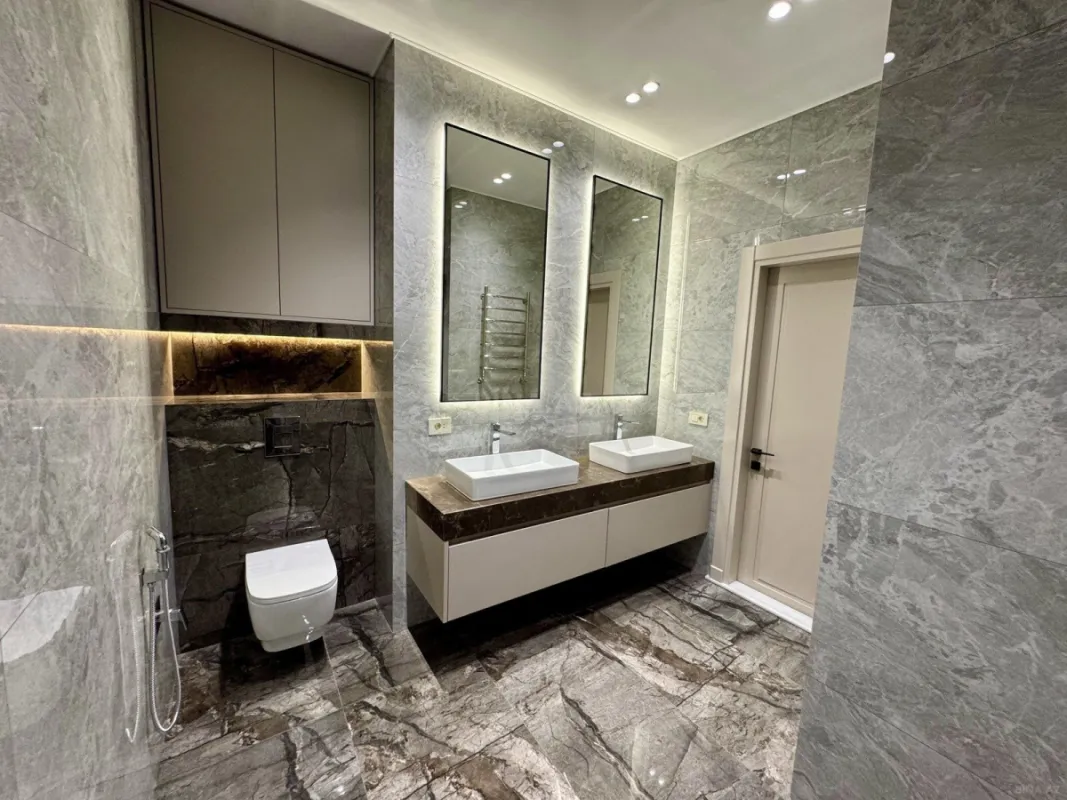 Satılır 4 otaqlı mənzil 216 m²