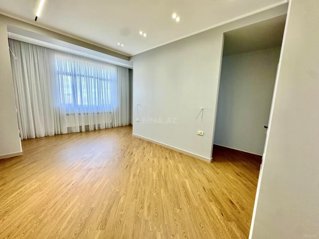 Satılır 4 otaqlı mənzil 216 m²