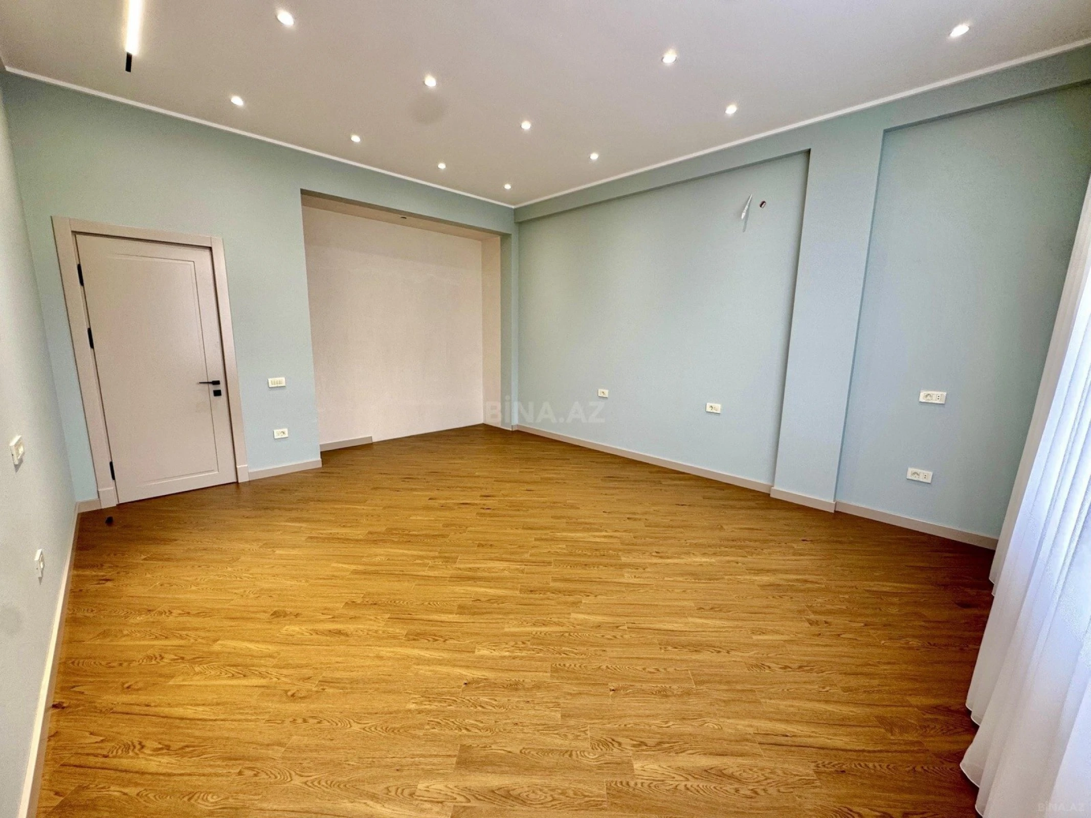 Satılır 4 otaqlı mənzil 216 m²