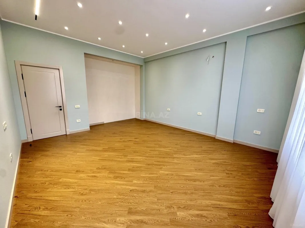 Satılır 4 otaqlı mənzil 216 m²