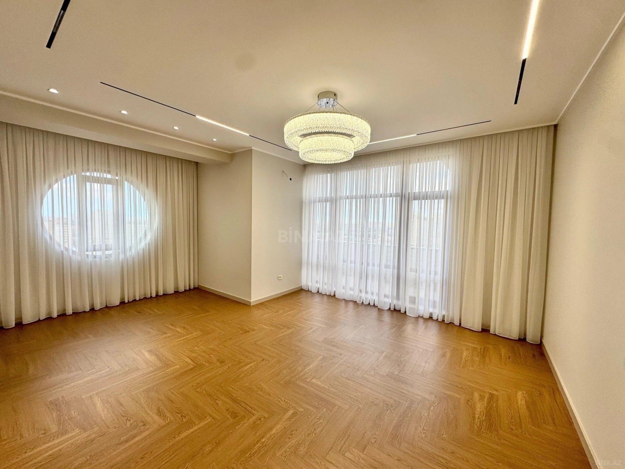 Satılır 4 otaqlı mənzil 216 m²