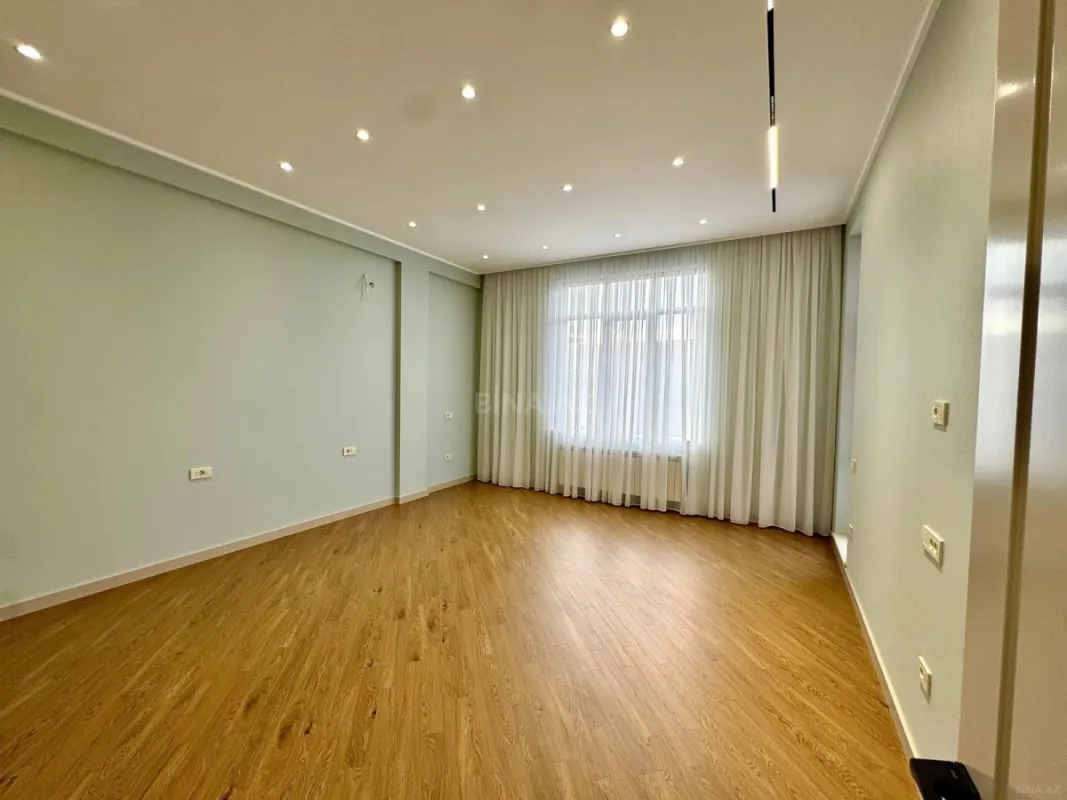 Satılır 4 otaqlı mənzil 216 m²