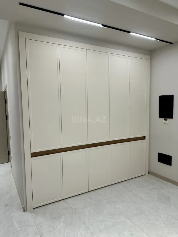 Satılır 4 otaqlı mənzil 216 m²