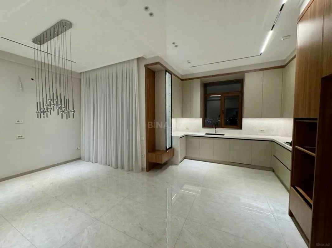 Satılır 4 otaqlı mənzil 216 m²