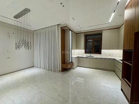 Satılır 4 otaqlı mənzil 216 m²