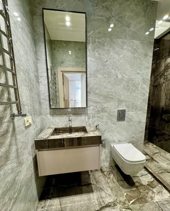 Satılır 4 otaqlı mənzil 216 m²