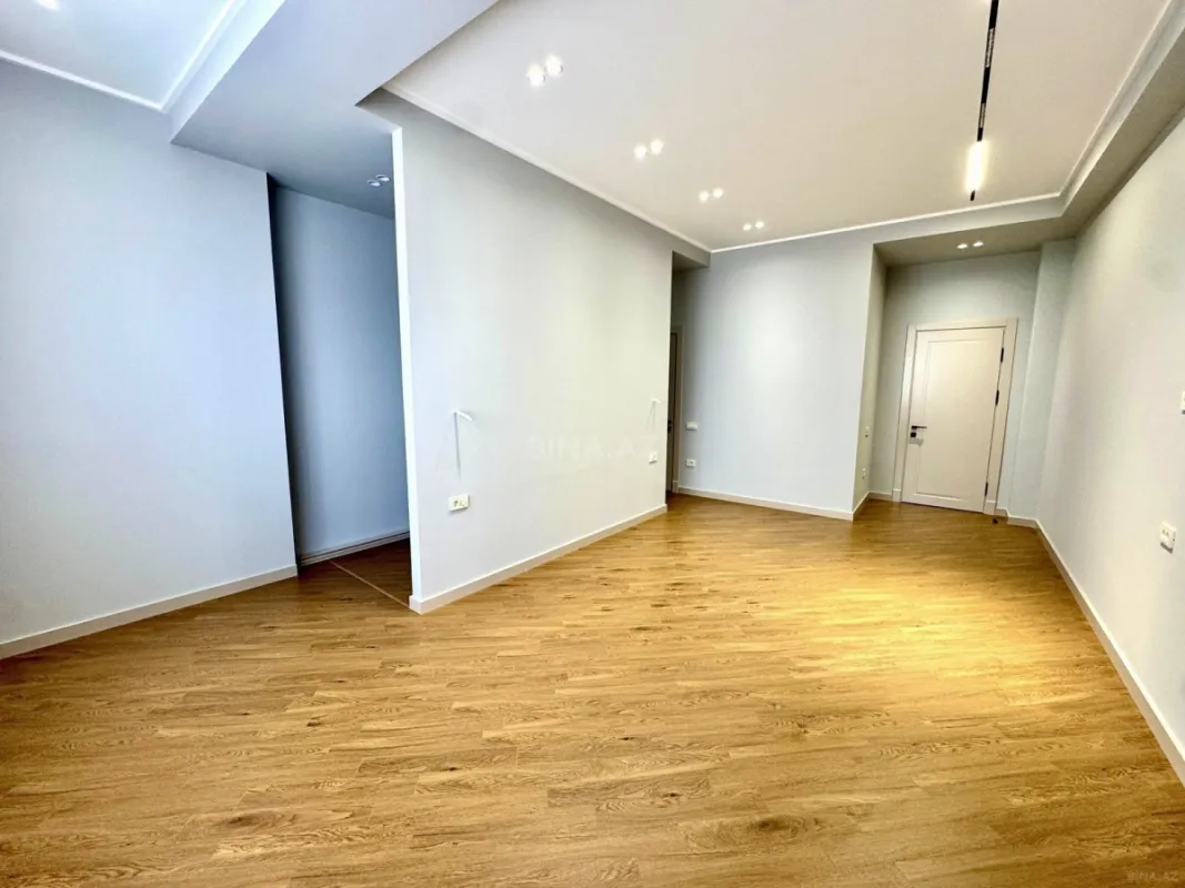 Satılır 4 otaqlı mənzil 216 m²