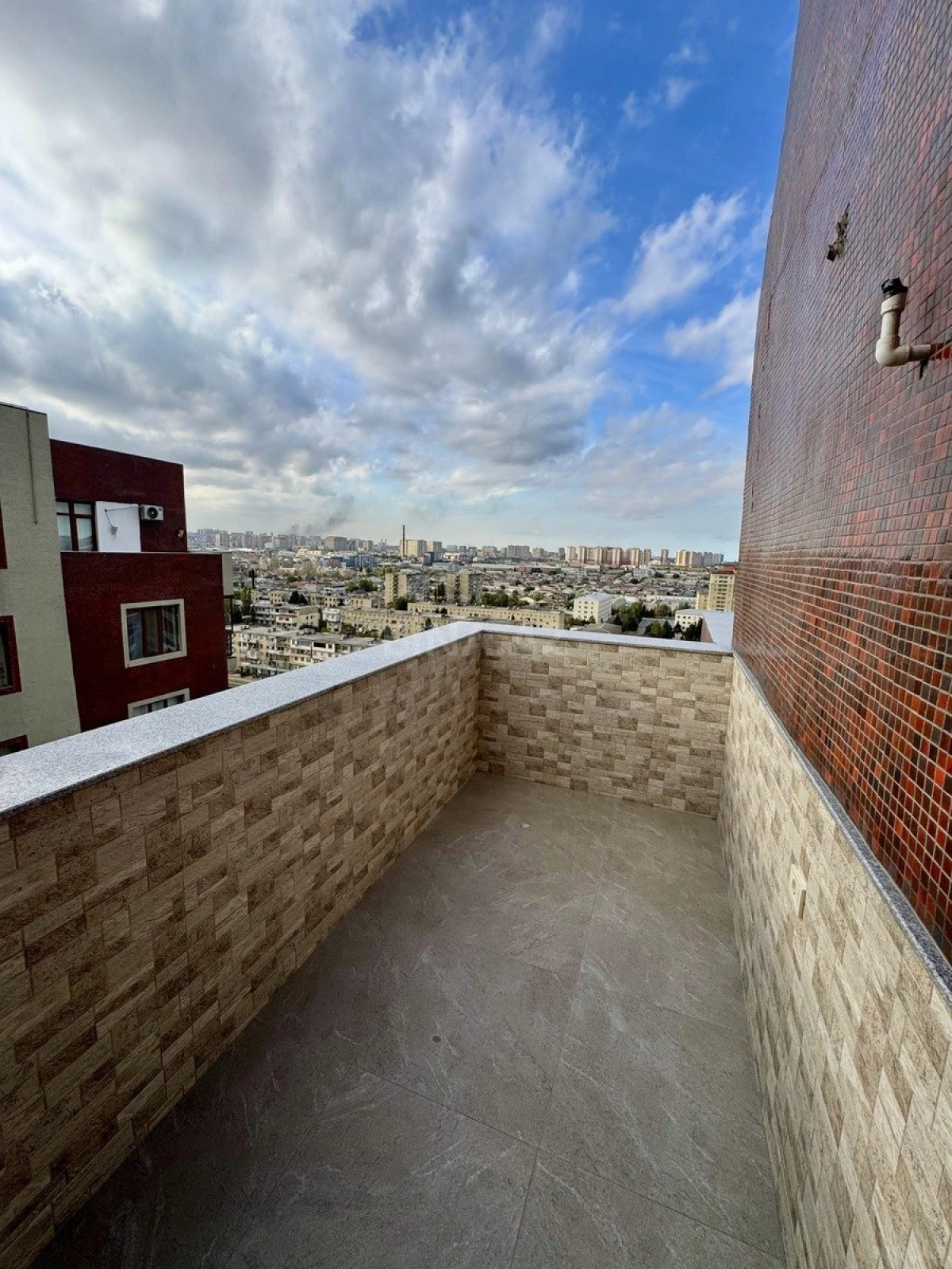 Satılır 4 otaqlı mənzil 216 m²