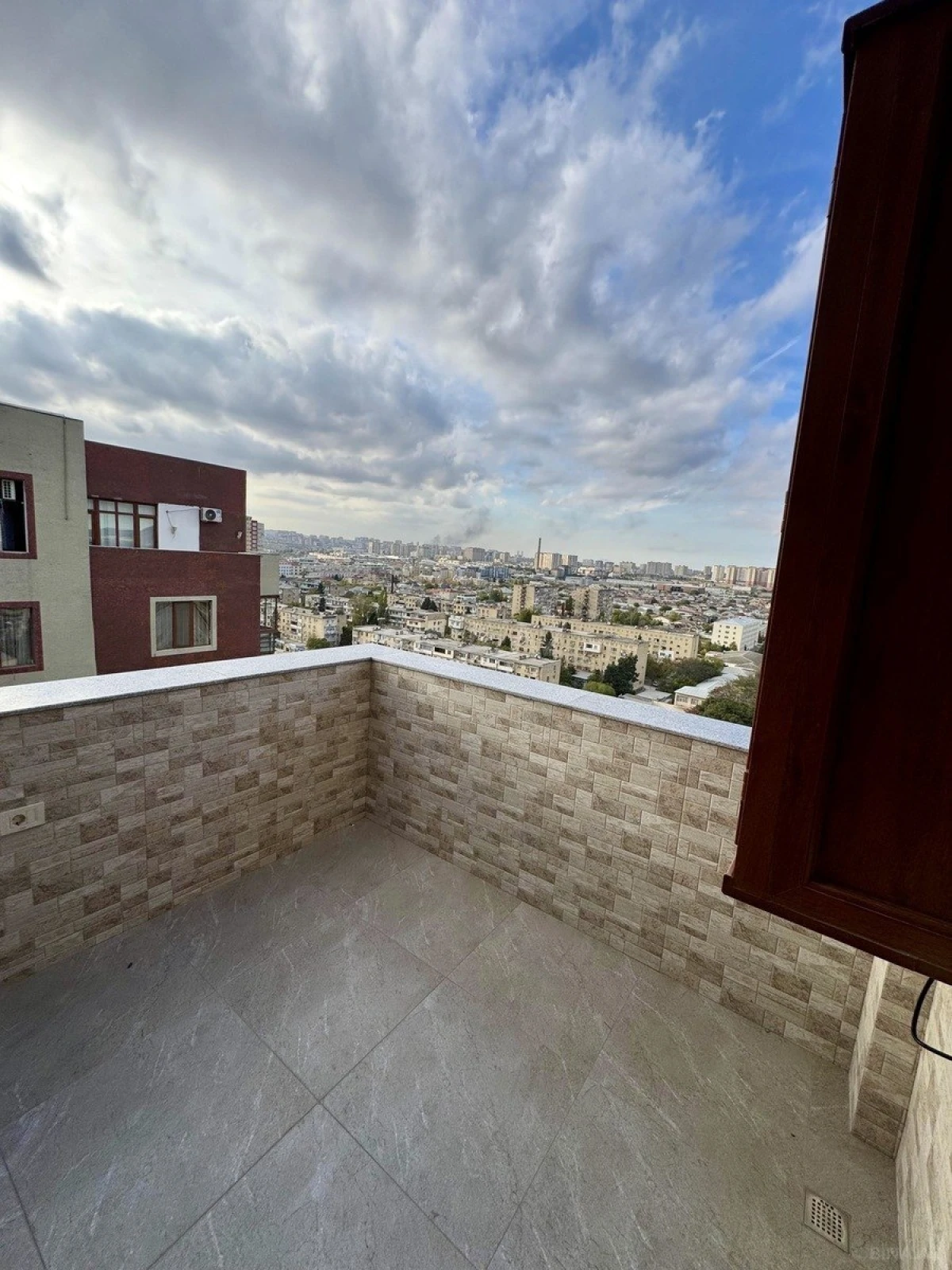 Satılır 4 otaqlı mənzil 216 m²